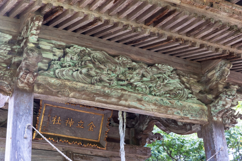 金立神社には美しい彫刻が施されている。