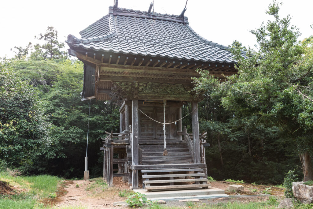 本殿の奥に祀られている金立神社。